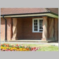 Hersham (Surrey), Whiteley Village model cottage, Jacques Lasserre, Panoramio.jpg